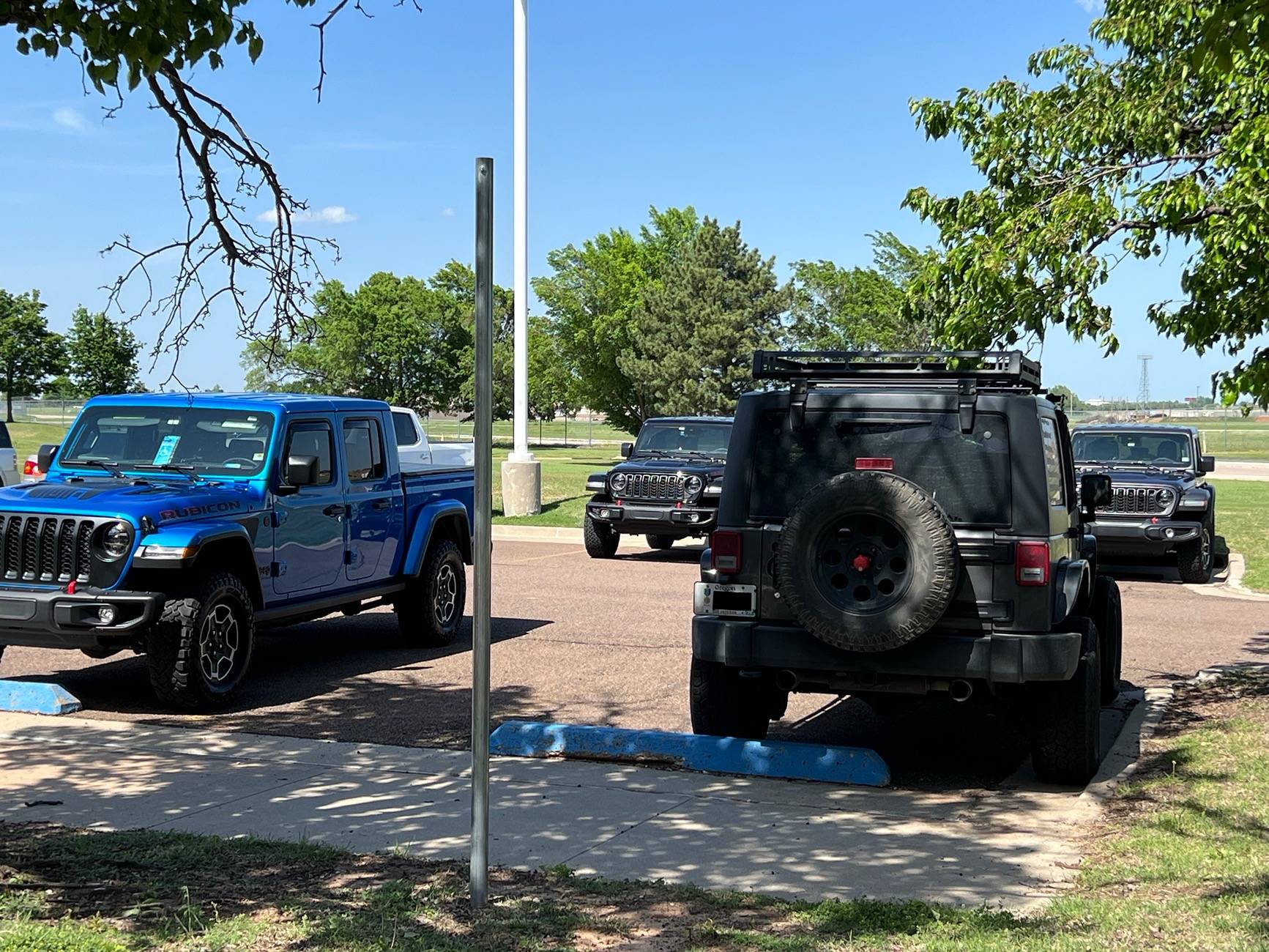 Jeep Wrangler JL Jeeps parking next to Jeeps... post yours! IMG_2234