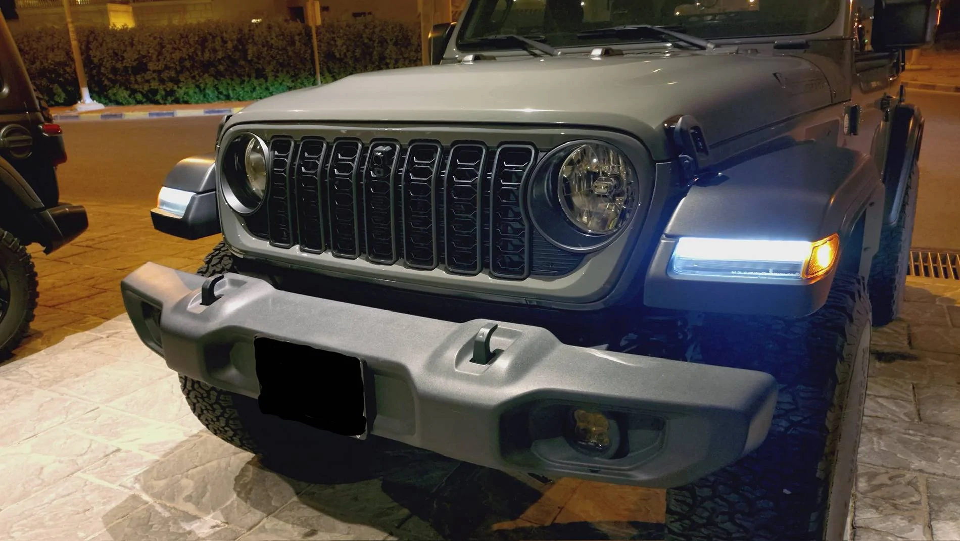 Jeep Wrangler JL 2024+ Grille Upgrade on a Sting-Gray Upgrad