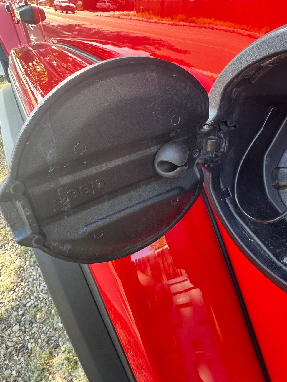 Jeep Wrangler JL Dumb question...fuel cap door IMG_5399