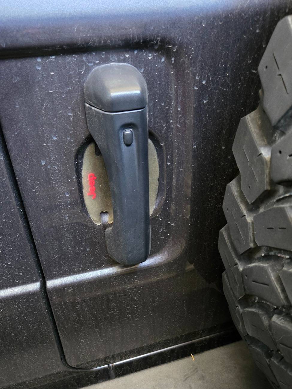 Jeep Wrangler JL So how does one lock the tailgate when the battery is dead? 20250504_084442