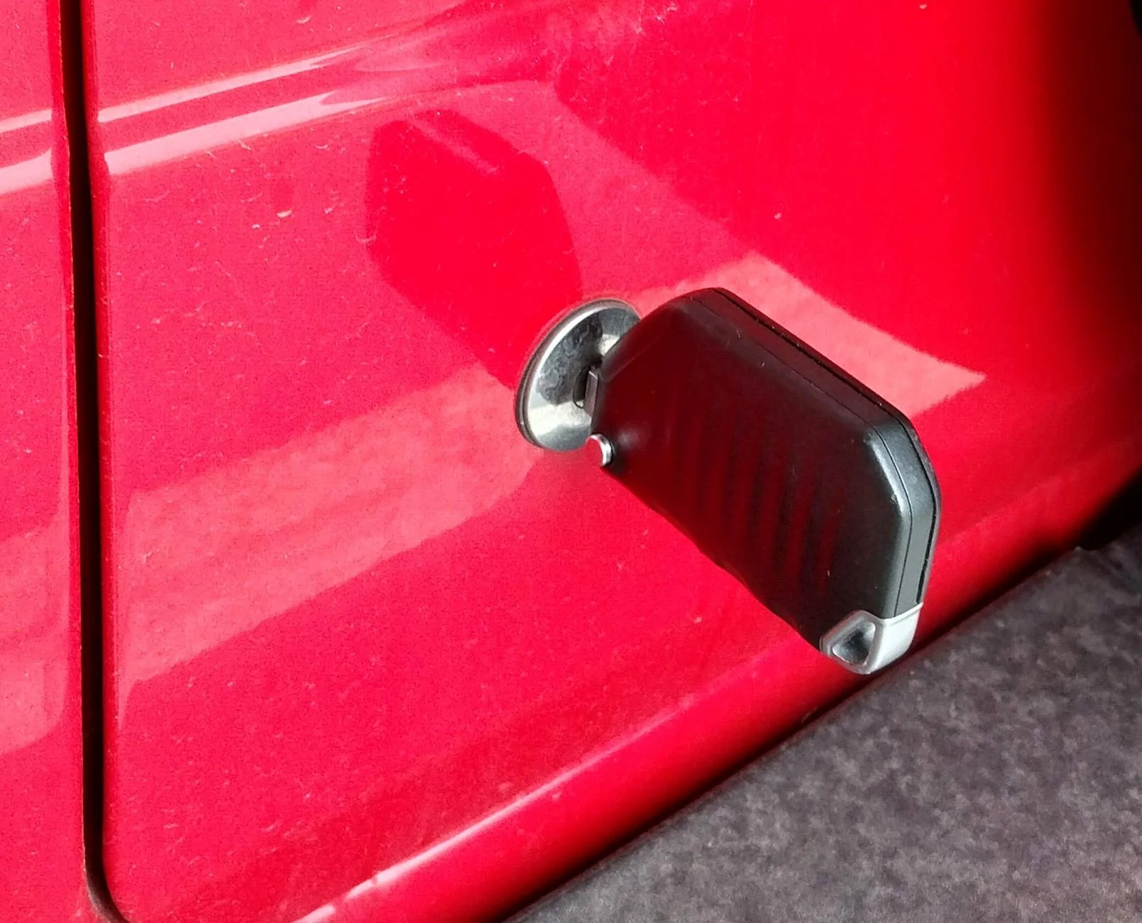 Jeep Wrangler JL So how does one lock the tailgate when the battery is dead? 20250504_130541