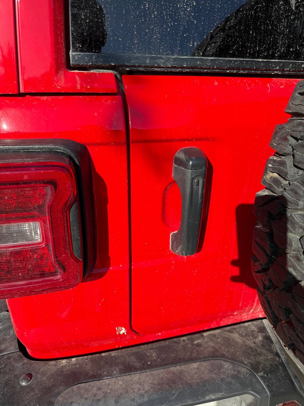 Jeep Wrangler JL So how does one lock the tailgate when the battery is dead? IMG_9550