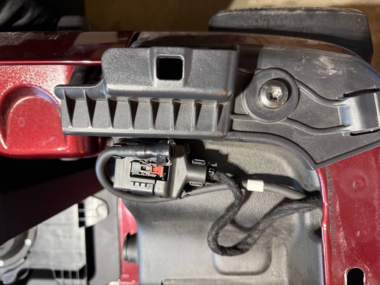 Jeep Wrangler JL Hardtop wire harness storage question IMG_5609 Lar