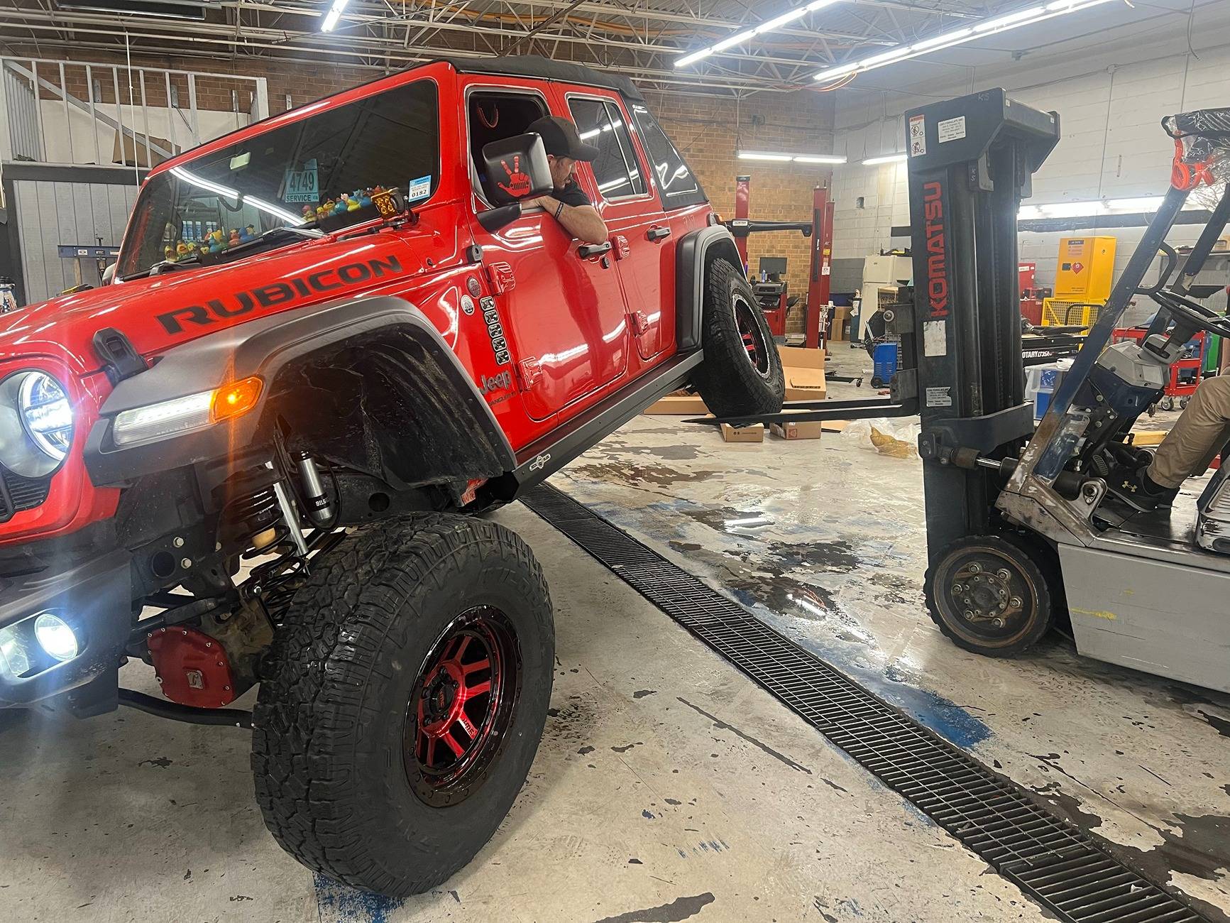 Jeep Wrangler JL Teraflex 2.5" Alpine CT2 / Bilstein Reservoir / Rockslide Engineering Forklift1