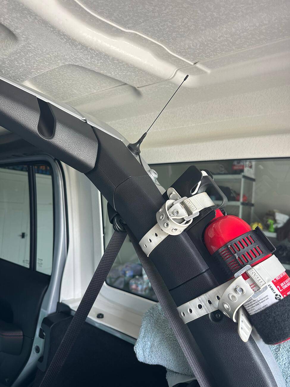 Jeep Wrangler JL GMRS antenna mounting tempImageCy4C63