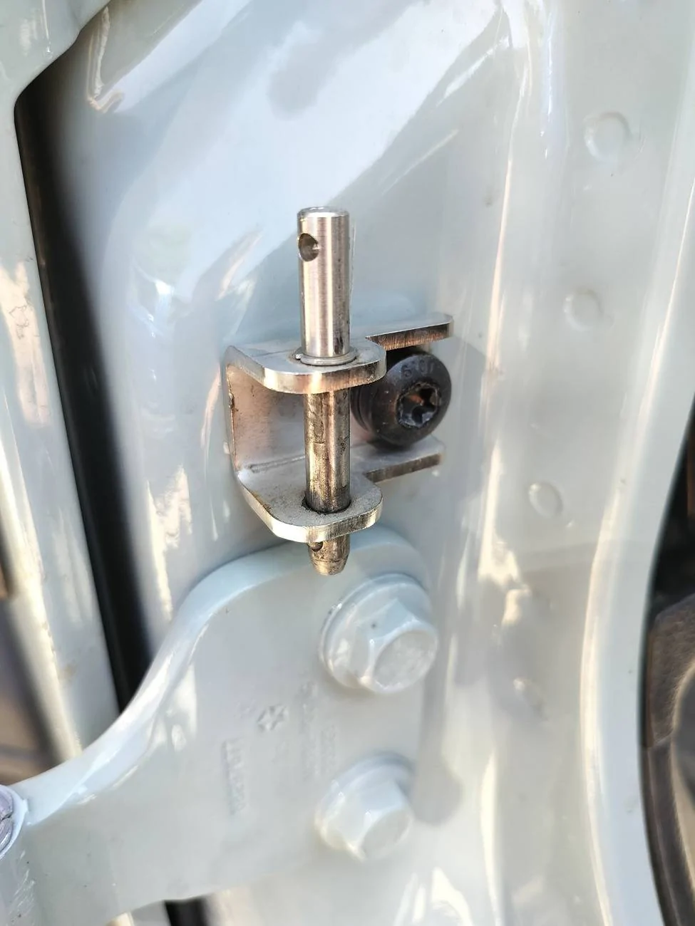Jeep Wrangler JL Review: Tooless door detent removal bracket 1000004429