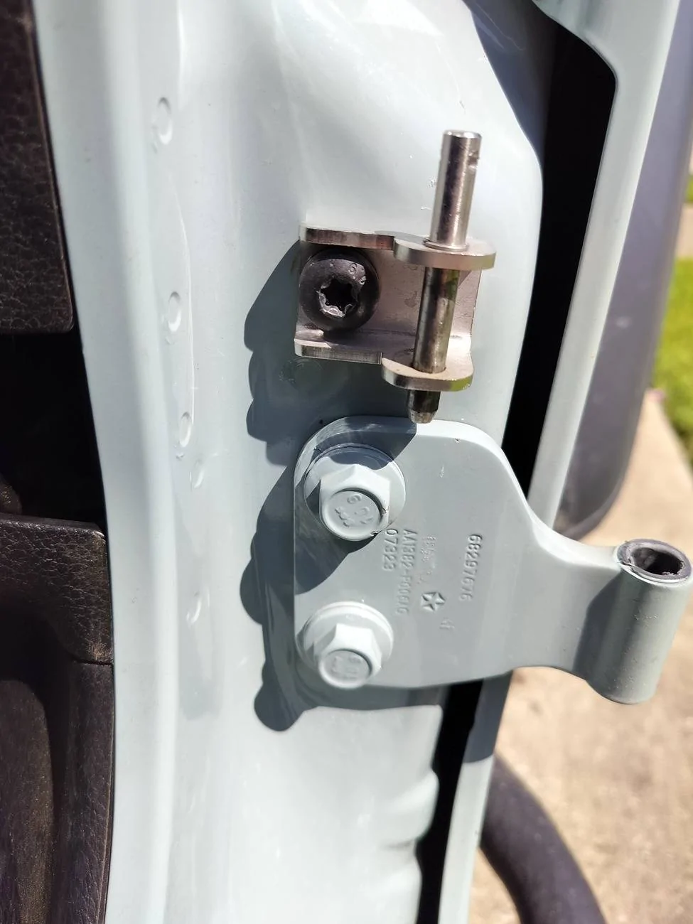 Jeep Wrangler JL Review: Tooless door detent removal bracket 1000004428
