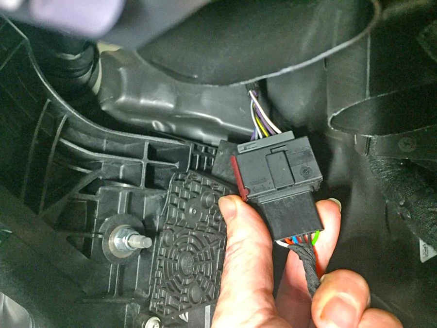 Jeep Wrangler JL Pedal Commander Install... Super EASY! Plug-In1-1