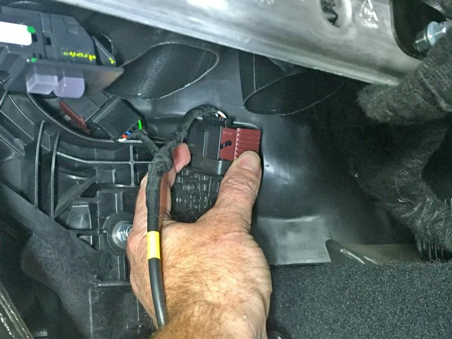Jeep Wrangler JL Pedal Commander Install... Super EASY! Push-in-2