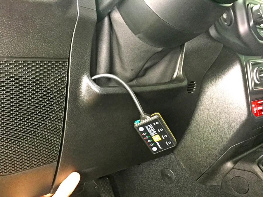 Jeep Wrangler JL Pedal Commander Install... Super EASY! Panel-in