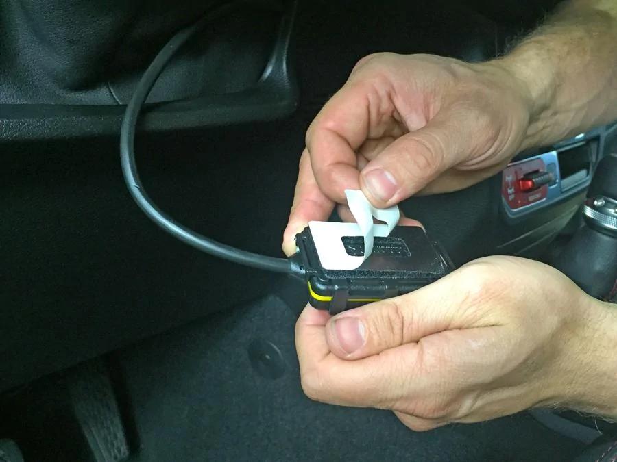Jeep Wrangler JL Pedal Commander Install... Super EASY! Peel-decal