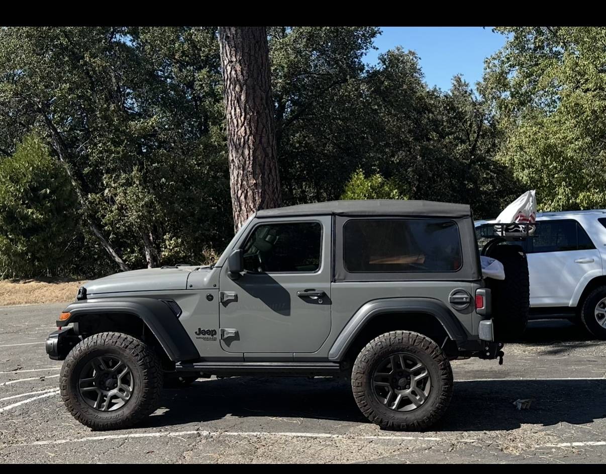 Jeep Wrangler JL 2 door soft top $220 IMG_1027