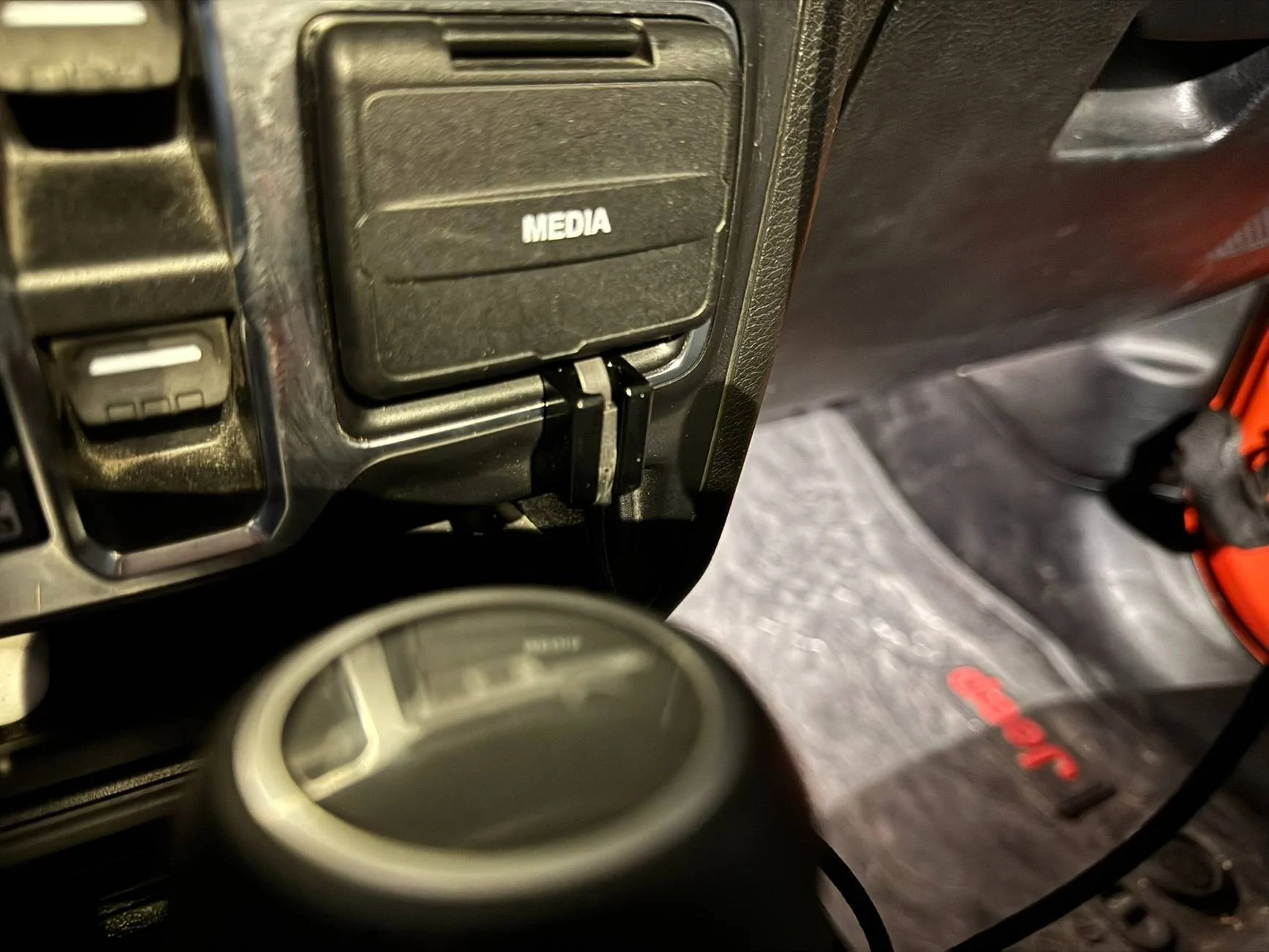 Jeep Wrangler JL Free: Flat phone cable retainer IMG_2487