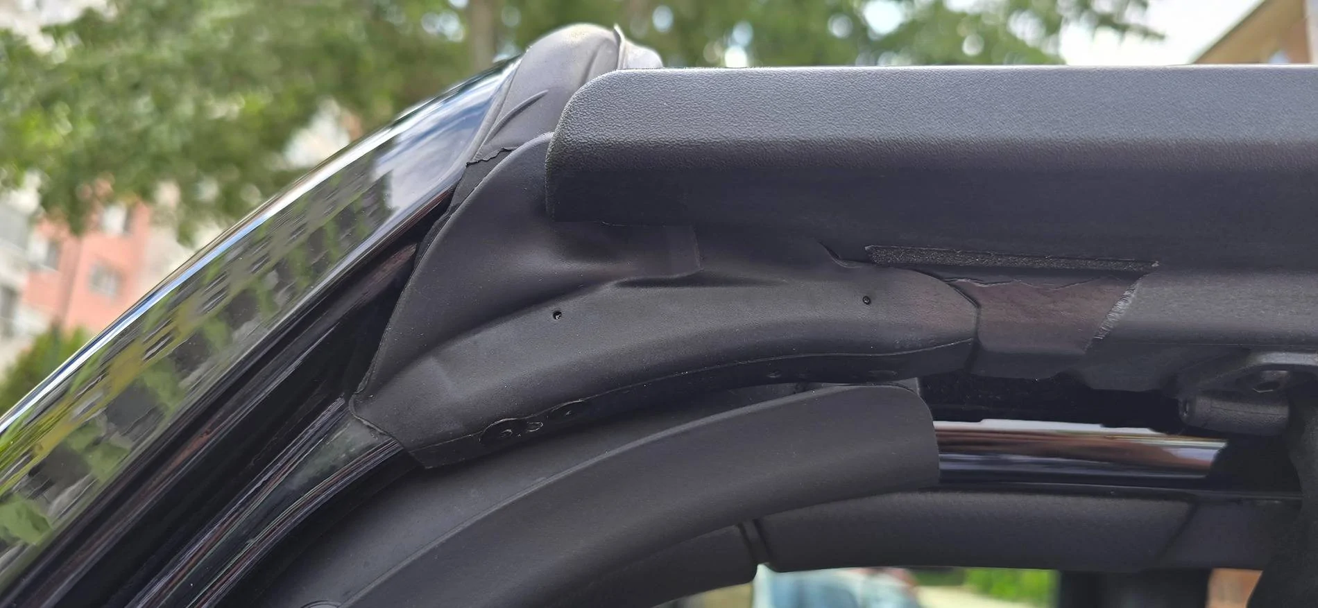 Jeep Wrangler JL Please whats the correct way for door frame? 20250526_111117