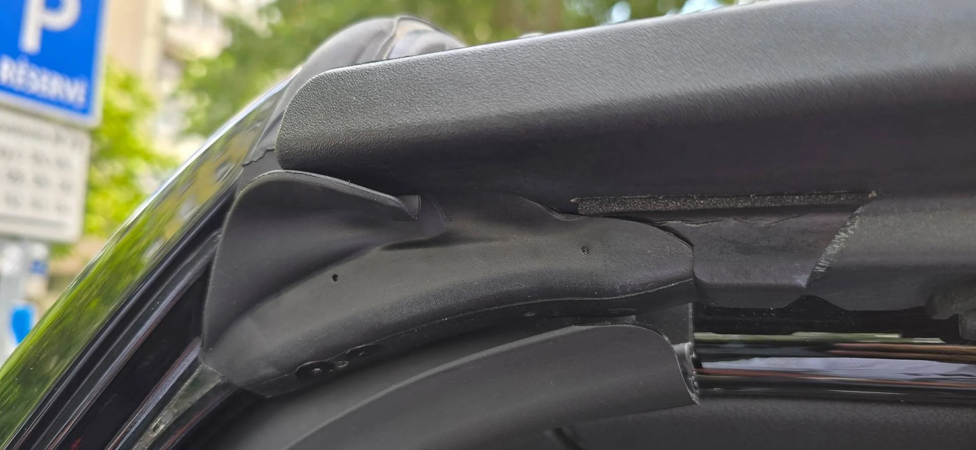 Jeep Wrangler JL Please whats the correct way for door frame? 20250526_111132