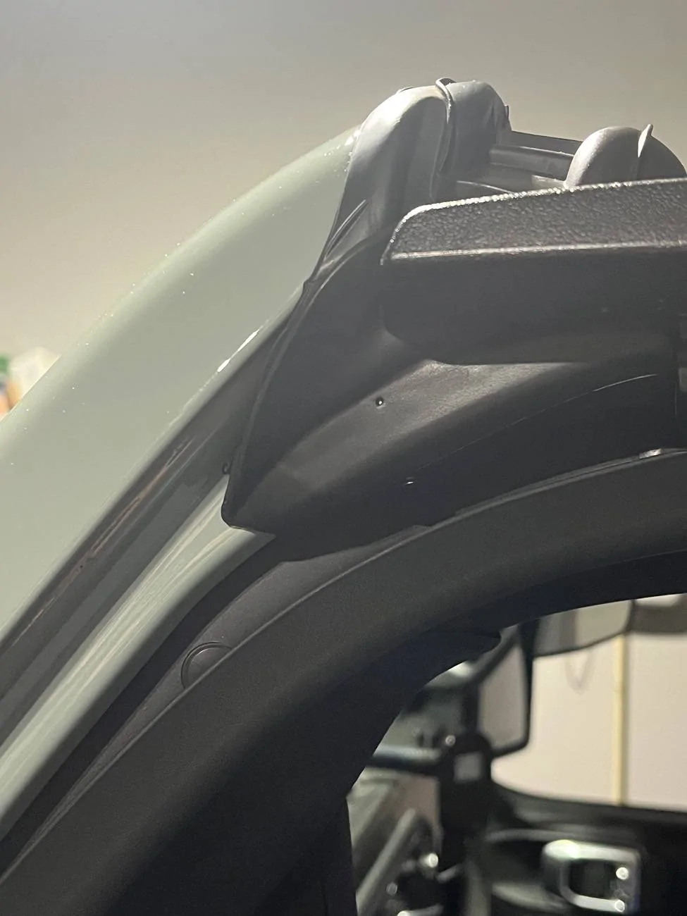 Jeep Wrangler JL Please whats the correct way for door frame? IMG_2182