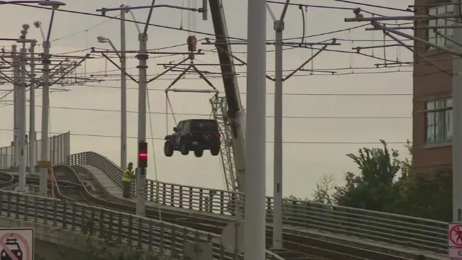 Jeep Wrangler JL Jeep vs Metro Train 1748488577942-am