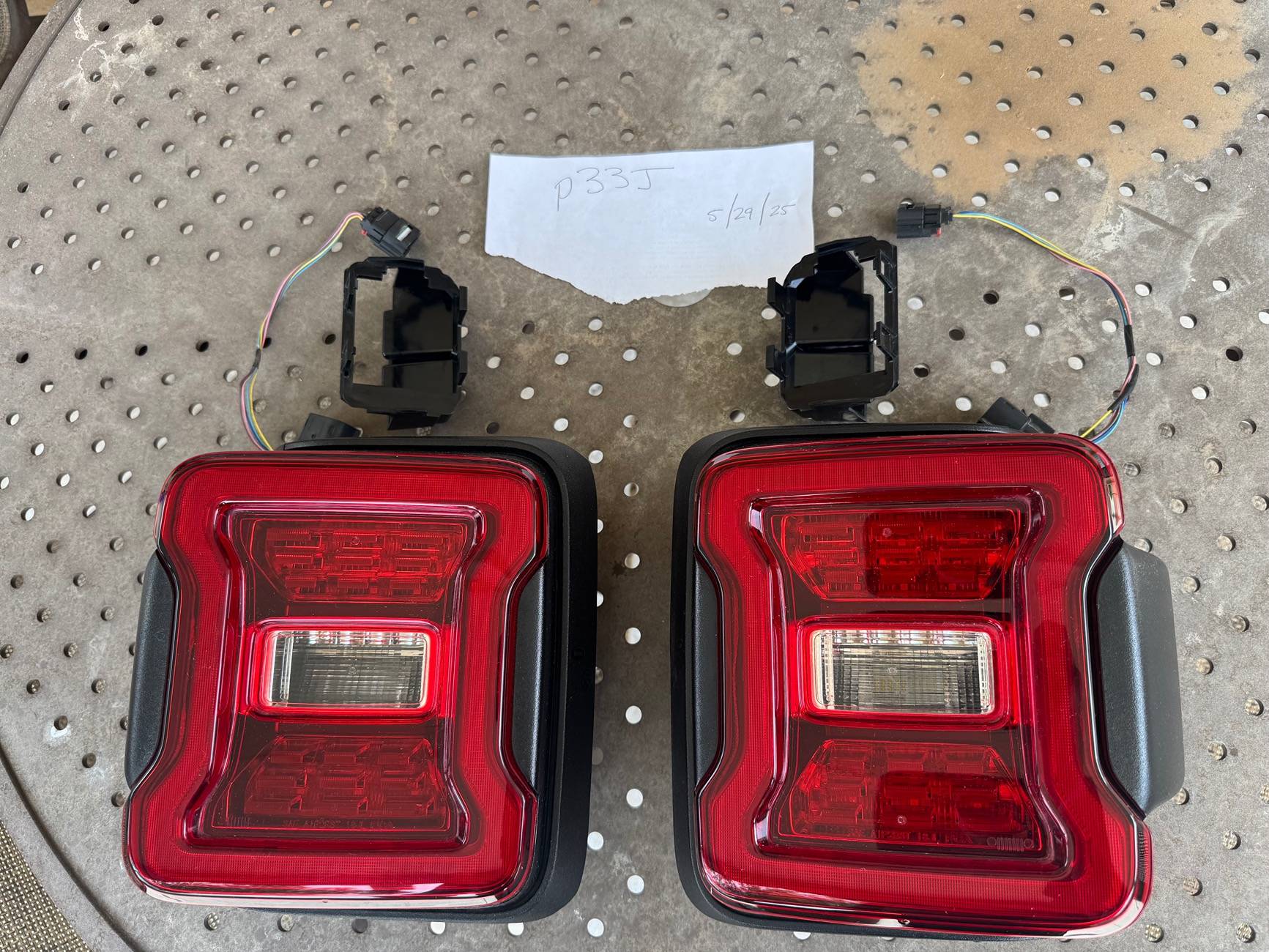 Jeep Wrangler JL FS: OEM LED taillights IMG_5219