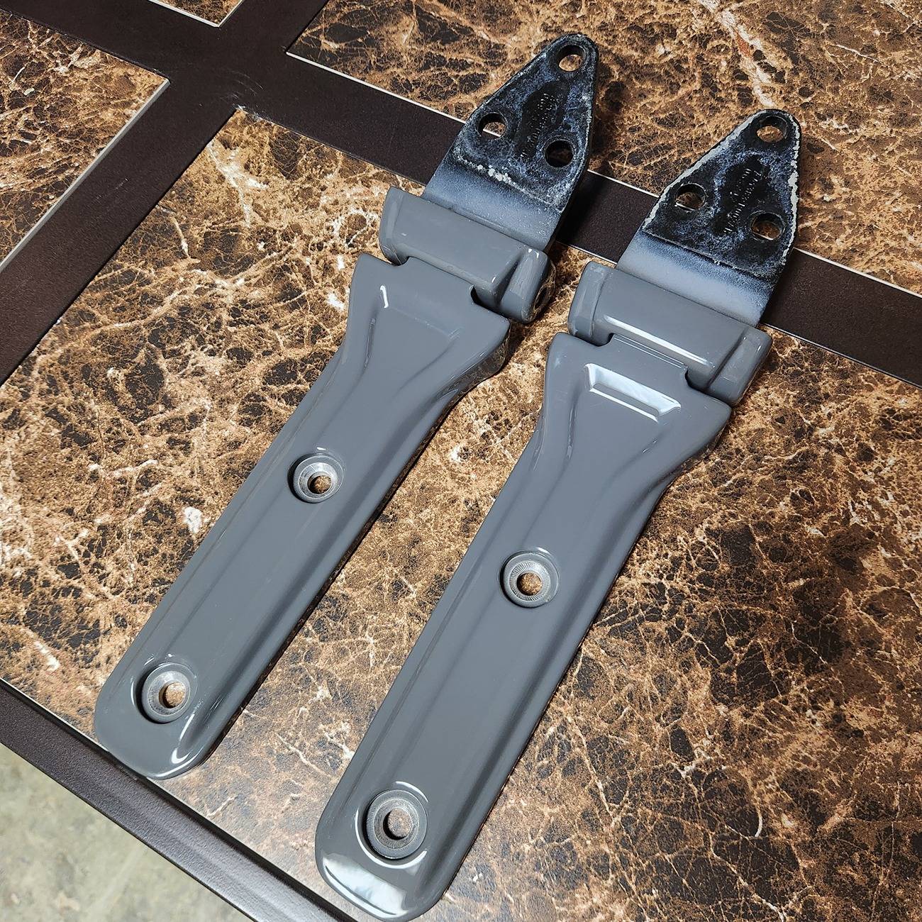 Jeep Wrangler JL Swing gate hinges from 2021 JLU.. Sting Gray 20250527_165629