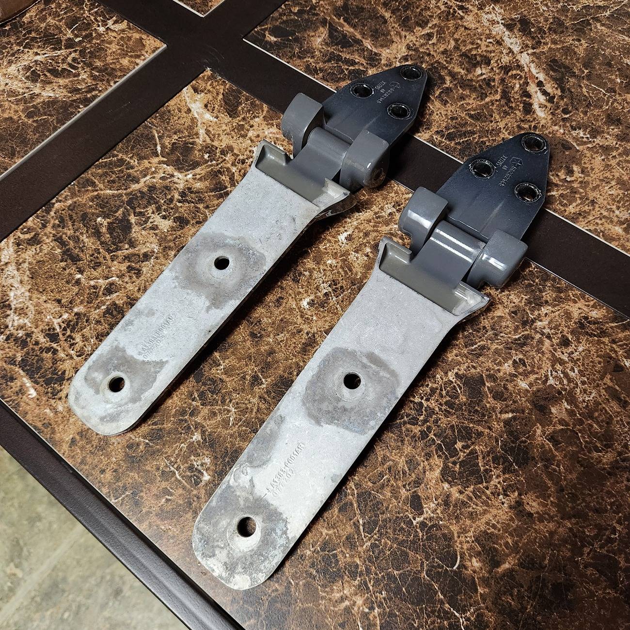 Jeep Wrangler JL Swing gate hinges from 2021 JLU.. Sting Gray 20250527_165656