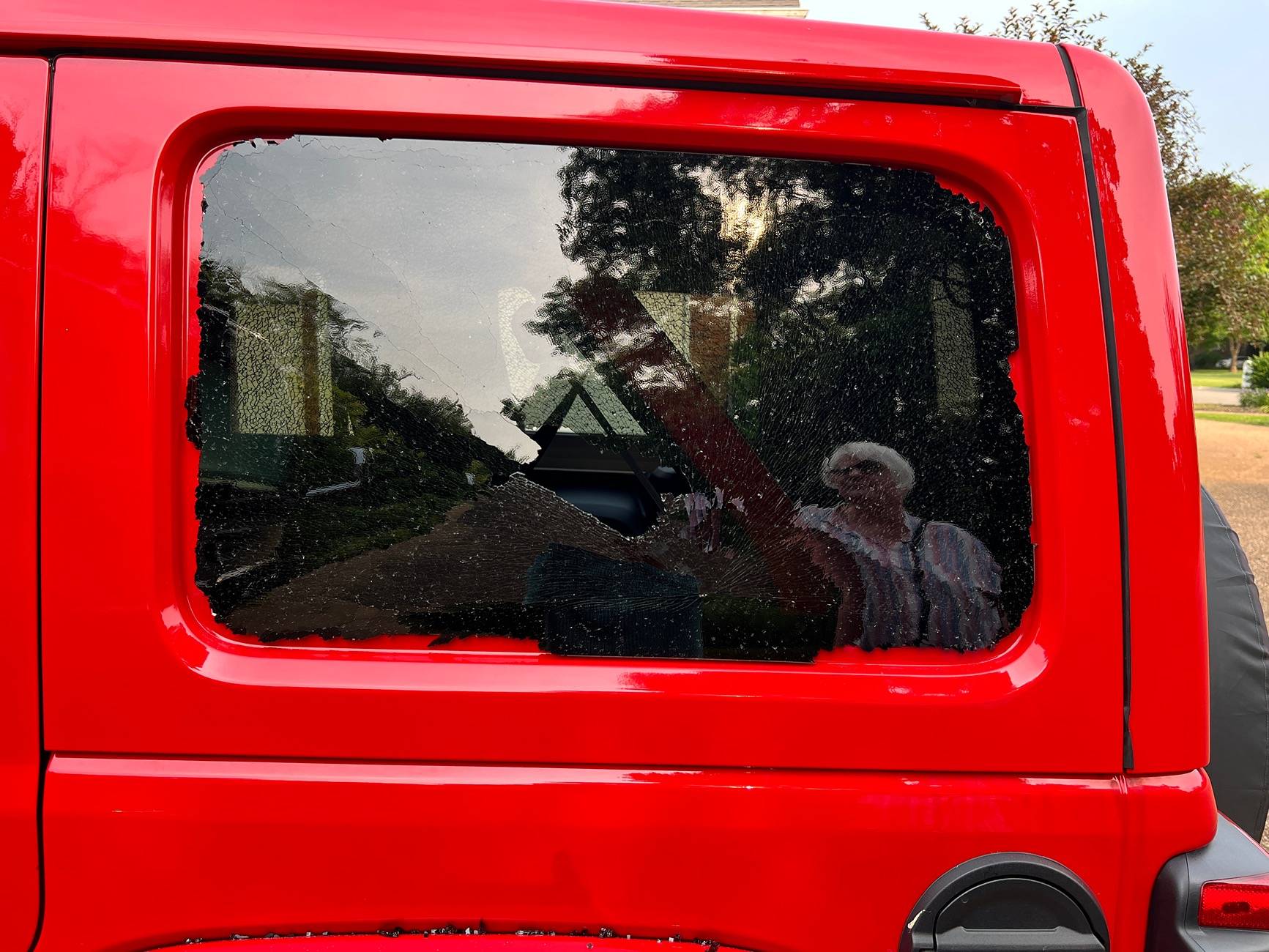 Jeep Wrangler JL Broken rear window IMG_7019