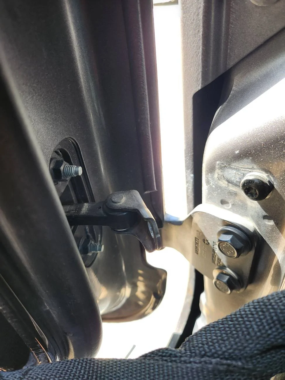 Jeep Wrangler JL Door arm thingy stuck 20250510_162011
