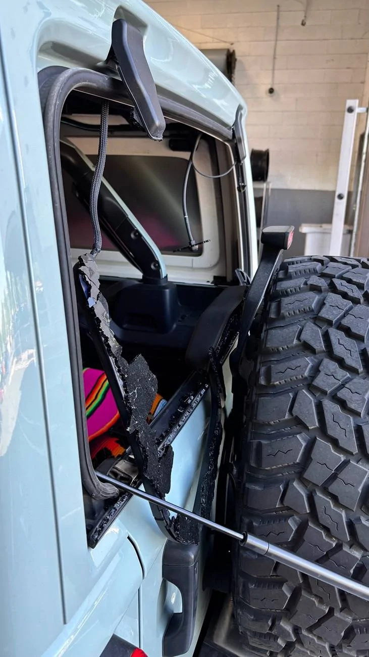 Jeep Wrangler JL BOOM!! Exploding rear glass while driving IMG_1050