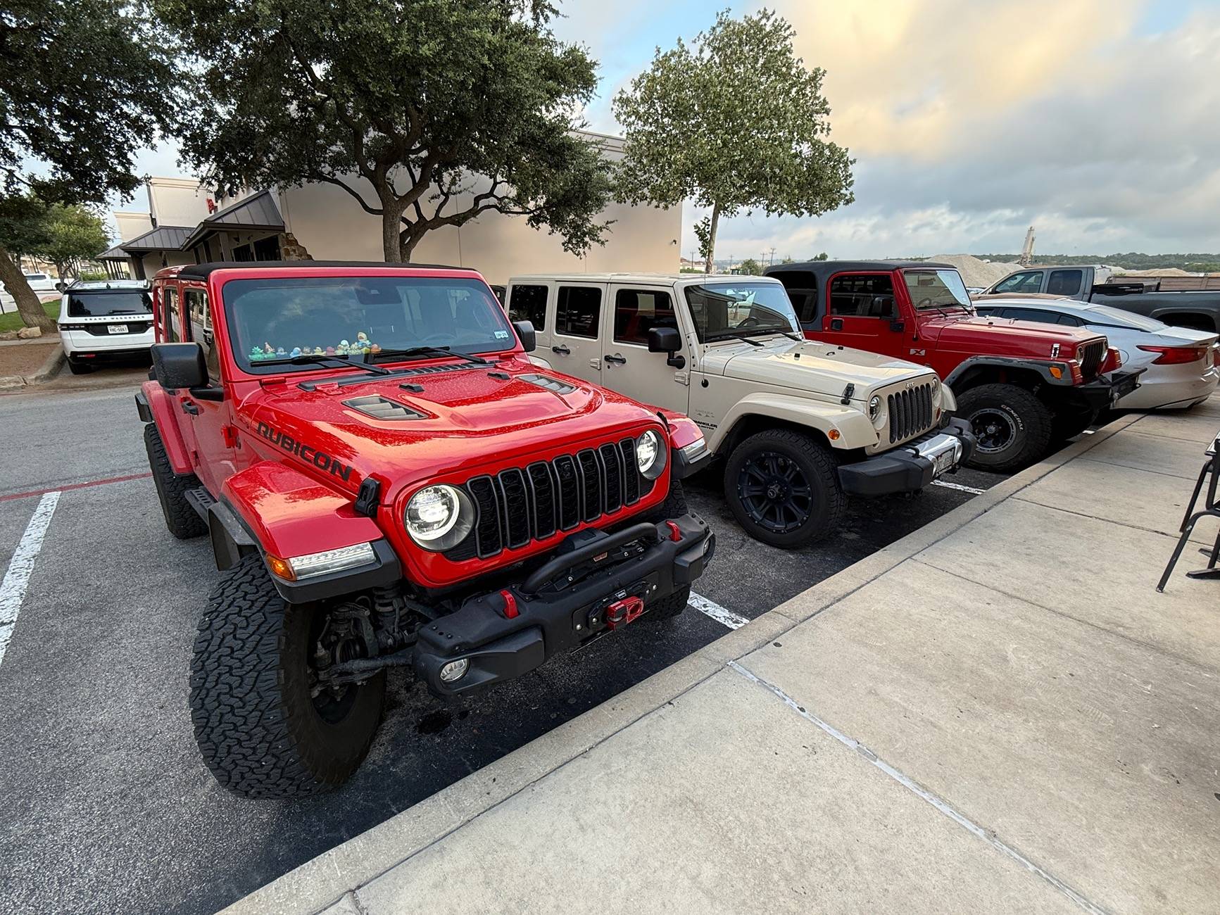 Jeep Wrangler JL Jeeps parking next to Jeeps... post yours! IMG_4239