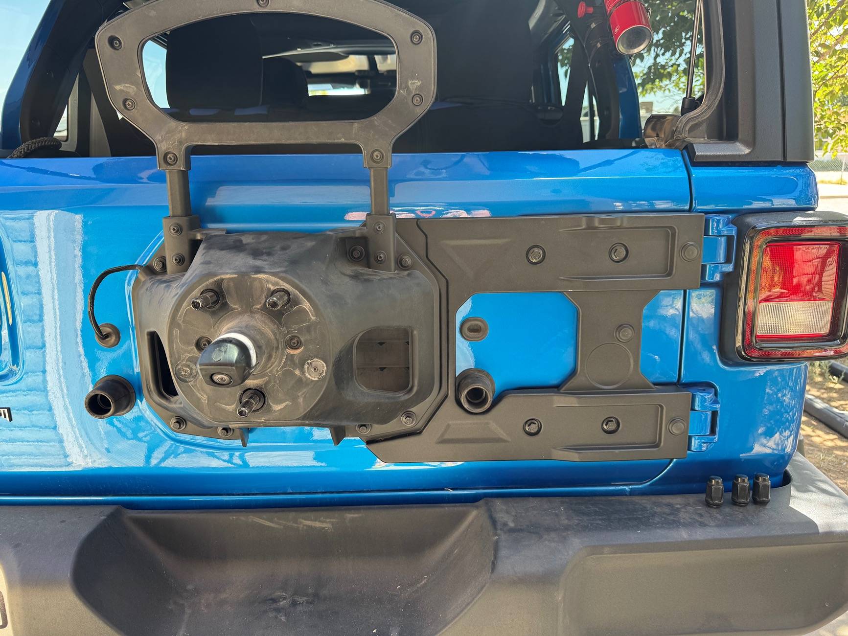 Jeep Wrangler JL $80 Amazon Tailgate Reinforcement VS. Mopar IMG_3139