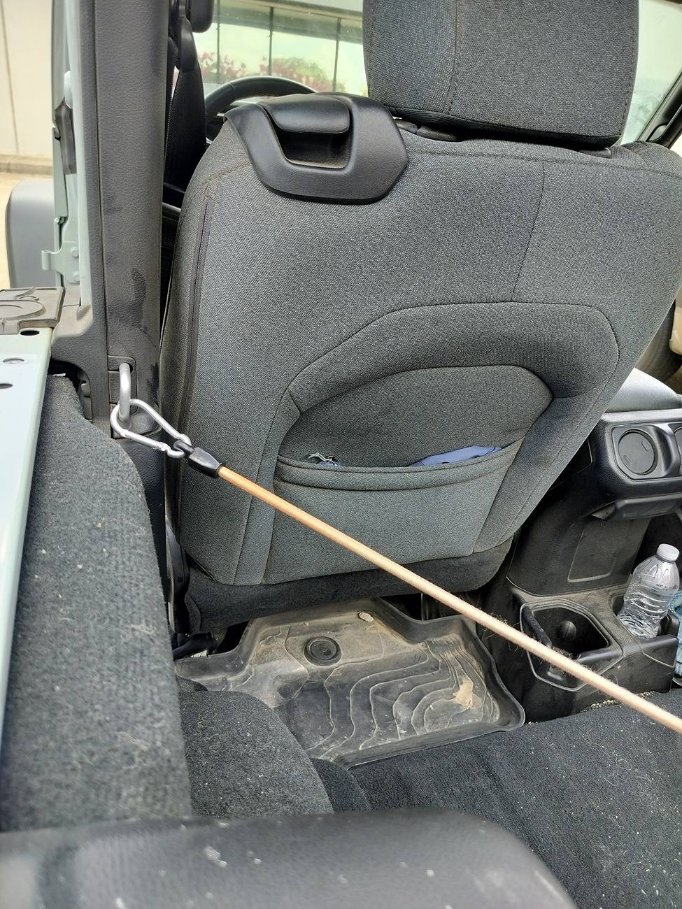 Jeep Wrangler JL Tabs on back seat 1000004760
