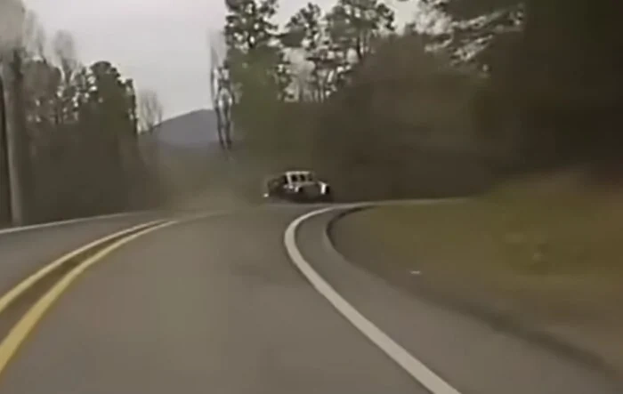 Jeep Wrangler unable to handle the curve! Crashes during Police pursuit