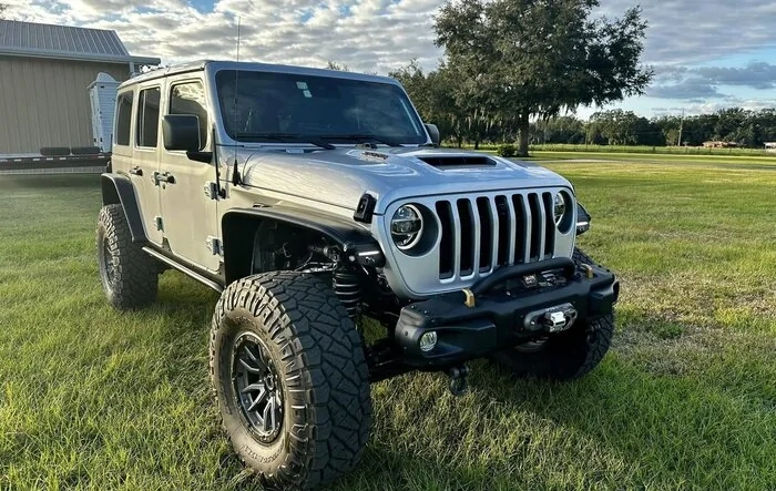 Few mods on my 392 added: Yaesu 400 ham, Motobilt rear bumper, Metalcloak fenders, Sliders, Arb dual compressor and Switch Pro panel