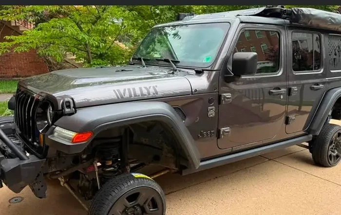 Lol. 21" tire on a JL