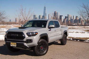 Jeep Wrangler JL I give you Sting-Gray! 2017-toyota-tacoma-trd-pro-front-left