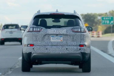 Jeep Wrangler JL Cherokee 2019 spyshots 2019-jeep-cherokee-rear-vi