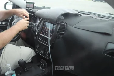 Jeep Wrangler JL Cherokee 2019 spyshots 2019-jeep-cherokee-interior-cockpit